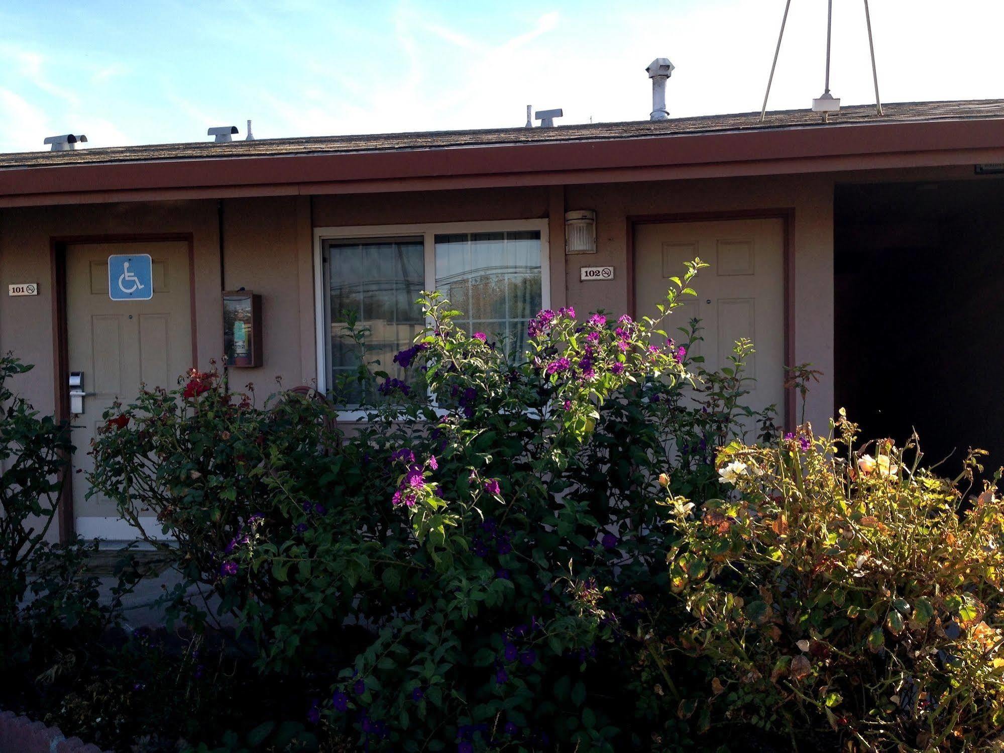 Maple Inn And Suites Los Banos Exteriör bild